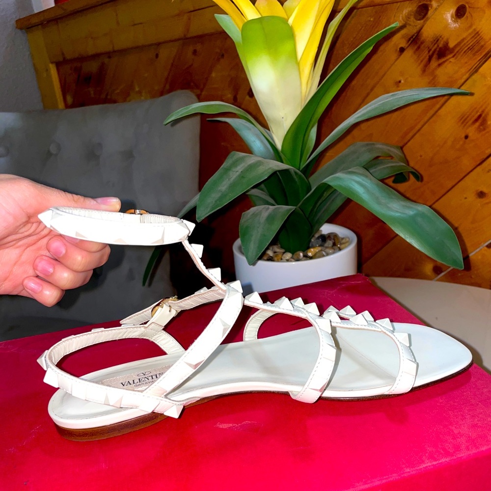 Brand new Valentino Garavani white flats/ never worn !